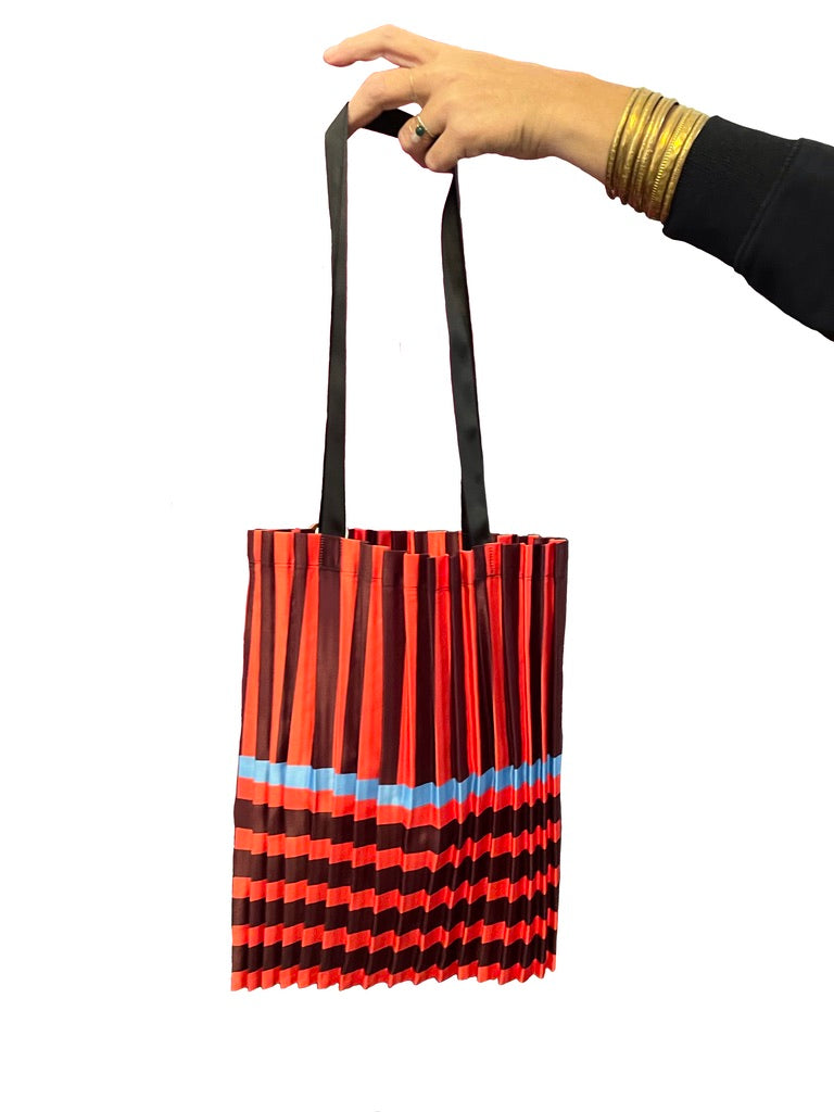 Multitudes Tote bags