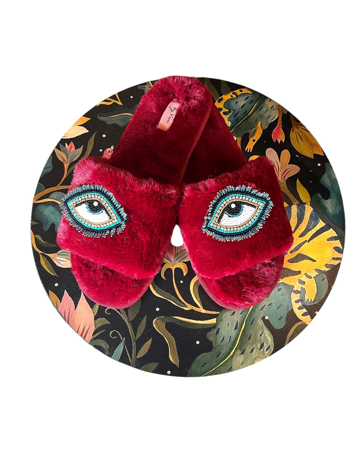 Fur slippers with broaches