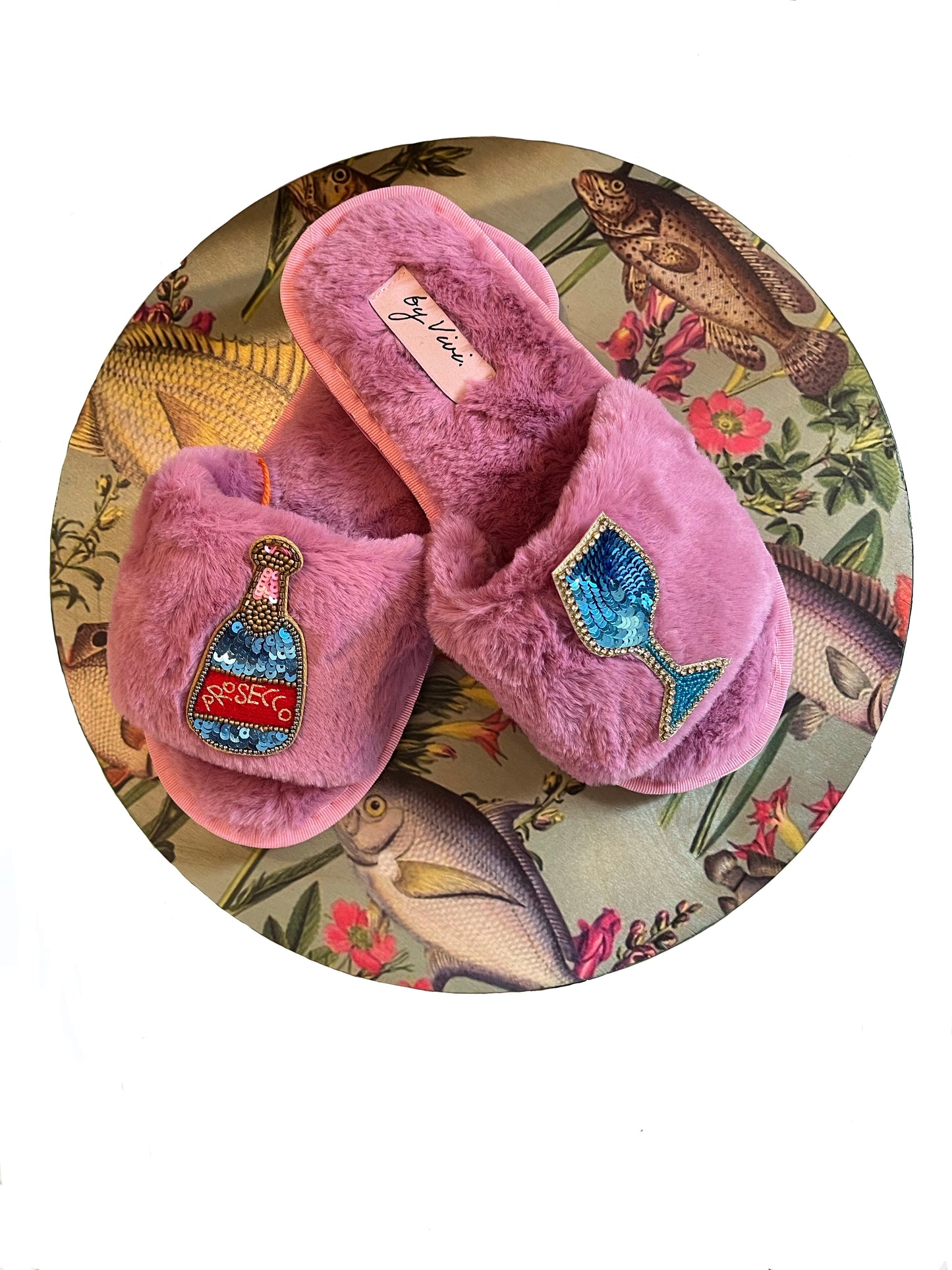 Fur slippers with broaches