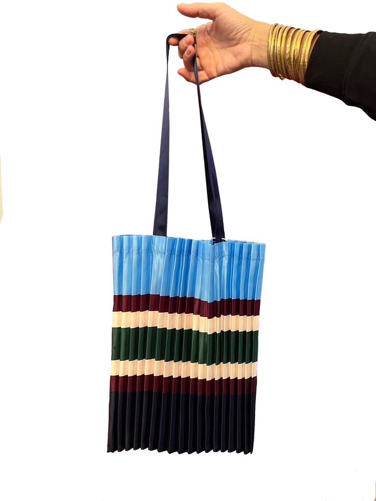 Multitudes Tote bags